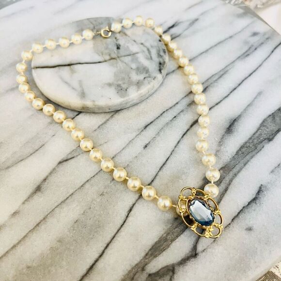 Vintage Crystal Pendant with Faux Pearl Necklace Blue Gold Toned Metal Cream - Picture 3 of 8